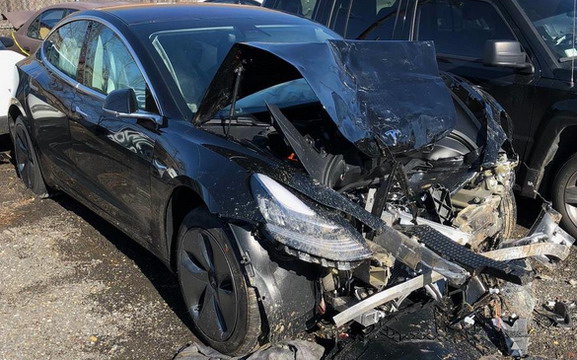 Vlasnik potpuno uništenog Teslinog Modela 3 tvrdi da mu je automobil spasio život