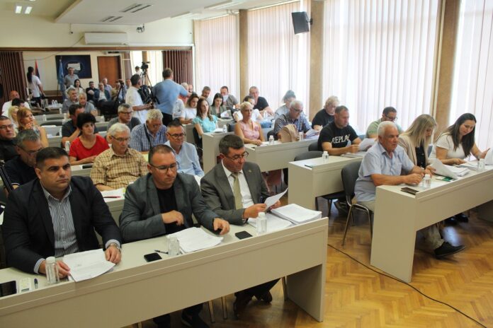 Vlasotinački odbornici uvećali sebi naknade, predlog o besplatnom vrtiću „na čekanju“