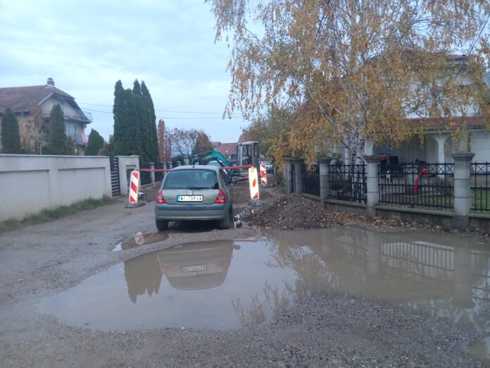 Voda iz rupe teče više od dve nedelje, iz Vodovoda im rekli da  „nisu prioritet“, a Nišlije iz Čalija najavljuju krivičnu prijavu