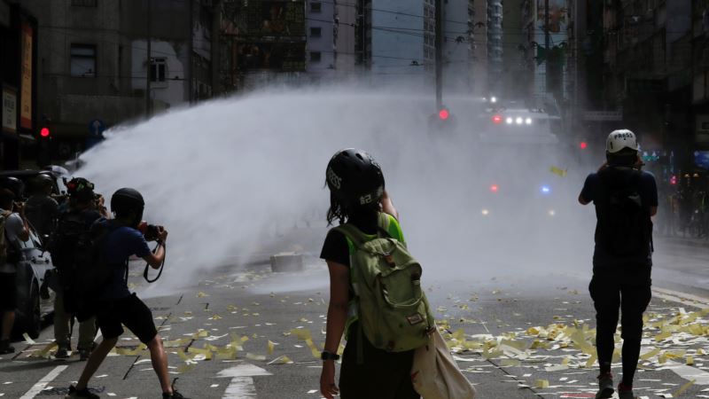 Vodenim topovima na demonstrante i novinare u Hong Kongu