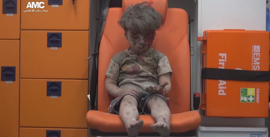 Voditeljica CNN a plače dok čita vijest o stradanju malog Omrana u Halepu (Video)