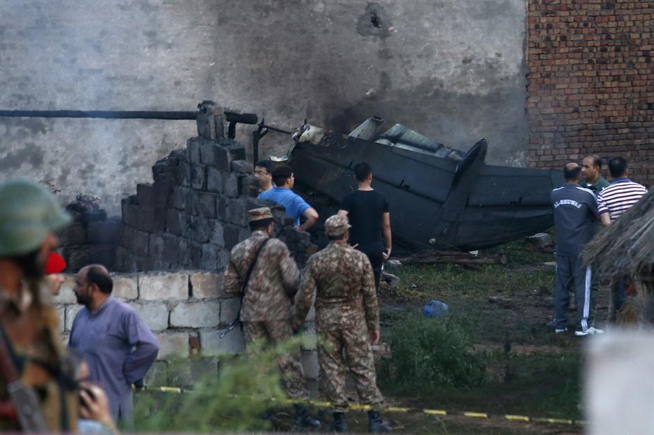 Vojni avion se srušio na kuće, poginulo 17 ljudi