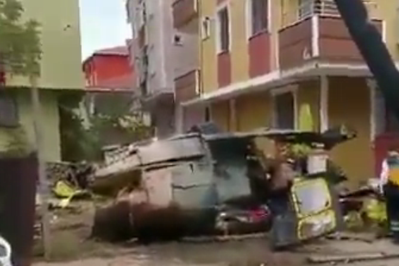 Vojni helikopter pao među zgrade u Istanbulu (VIDEO)