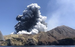 
					Vojska Novog Zelanda krenula po žrtve erupcije vulkana uprkos opasnosti 
					
									