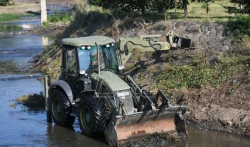 Vojska Srbije čisti korito Jošaničke reke u Blacu kako bi se sprečile polave