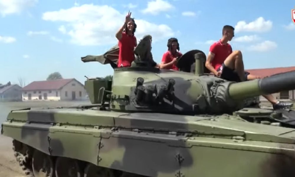 Vojska Srbije provozala omladince Zvezde na tenku (VIDEO)
