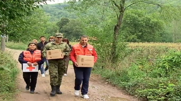 Vojska i Crveni krst pomažu ugroženima u selu Popovcu