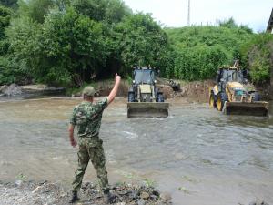 Vojska uređuje korito reke Toplice kod Kuršumlije