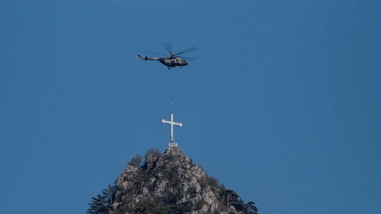 Vojske Srbije postavila krst na vrhu Titerovac kod Prijepolja
