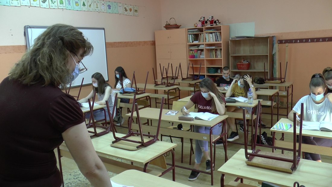 Vojvodina: Osnovci u školama, srednjoškolci kombinovano
