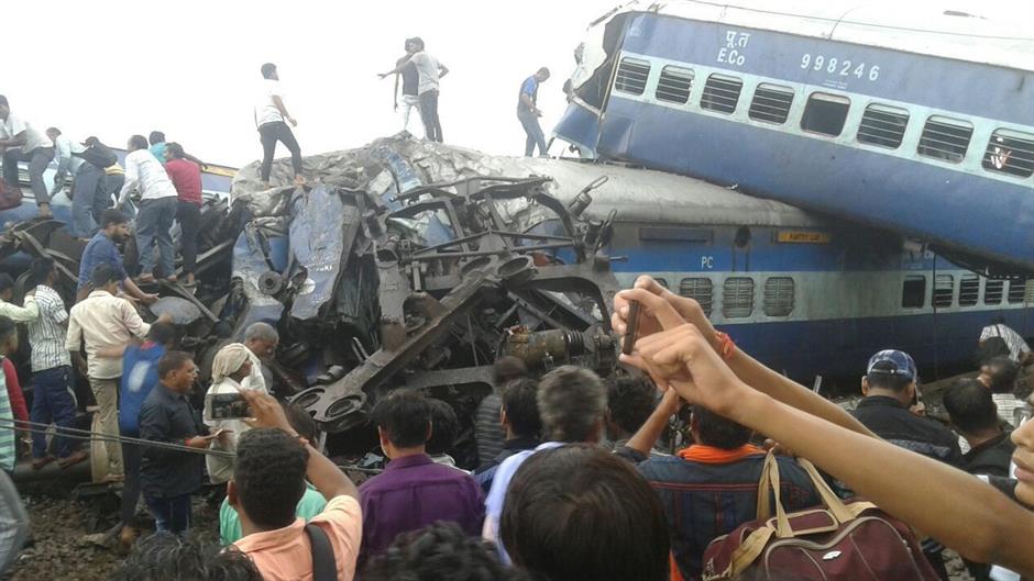 Voz iskočio iz šina u Indiji, 23 osobe poginule