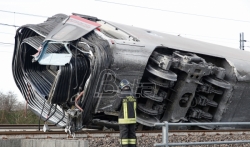 Voz izleteo iz šina 50 km od Milana, dvoje mrtvih (VIDEO)