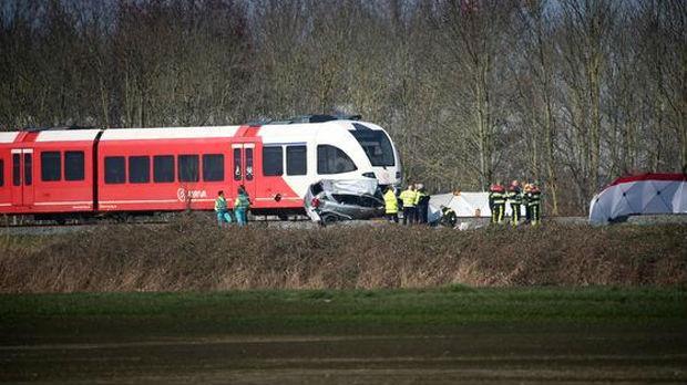 Voz udario u automobil u Holandiji, dvoje stradalo