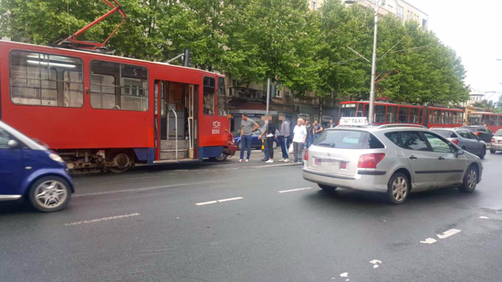 Vozač Miroslava Miškovića udario u tramvaj, Mišković mu rekao da VOZI DALJE
