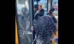Vozač bukvalno izbacio “dete” iz školskog autobusa, prolaznici hteli da se obračunaju s njim, a onda su shvatili o čemu se radi (VIDEO)