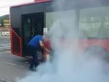 Vozač gasio vatru na kočnicama gradskog autobusa u Nišu, nadležnima ništa nije prijavljeno [video] 