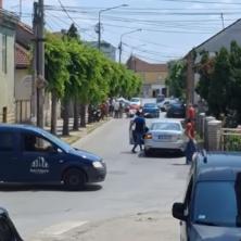 Vozač motora leži nepomično Oboren motociklista u centru Čačka: Ulica blokirana za saobraćaj (VIDEO)