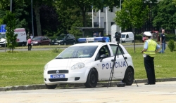Vozač u Beogradu pijan i drogiran oštetio saobraćajni znak i policijski auto