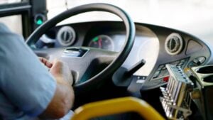 Vozač u Čačku izbacio iz autobusa devojčicu zato što je slušala pesmu „Pada vlada“