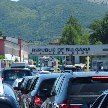 Vozači OPREZ! Kolaps na putevima počeo, gužve ka Crnoj Gori, Bugarskoj i Severnoj Makedoniji - obratite pažnju na vremenske uslove