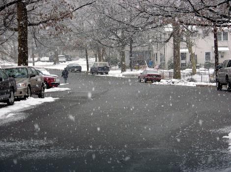 Vozači, SMANJITE GAS: Kolovozi mokri i klizavi, pojedini putni pravci u BiH prekriveni snegom