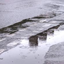 Vozači, danas oprezno! Zbog vode na kolovozima, većina neravnina je nevidljiva - evo kakvo je stanje na graničnim prelazima