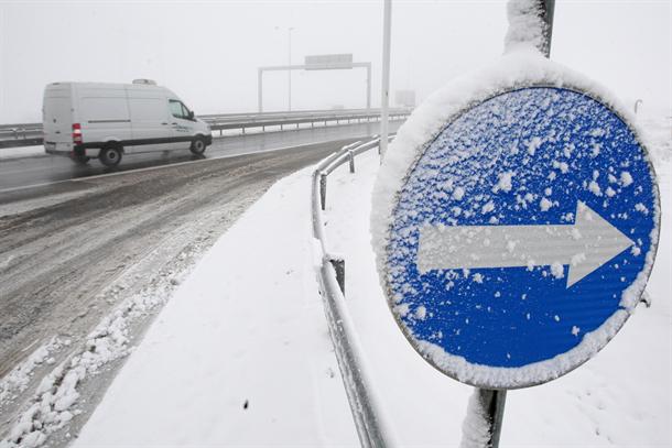 Vozači, jači sneg na autoputu od Jagodine ka Nišu