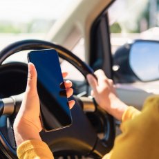 Vozači koji koriste mobilni za volanom OSTAJU BEZ DOZVOLE i za to dobijaju kaznu od 4.000 evra!