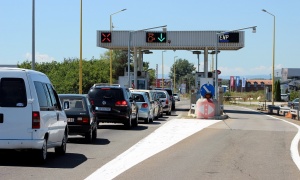 Vozači oprez: Višesatna čekanja na graničnim prelazima, ali i na naplatnim rampama