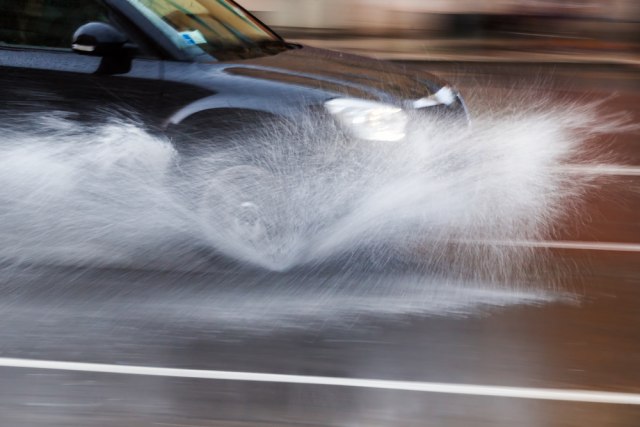 Vozači, oprezno po kiši – izbegavajte vodu dublju od 10 cm