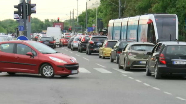 Vozila gotovo da su stajala na auto-putu kroz Beograd, građani izlazili iz autobusa i išli peške