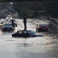 Vozila potopljena, vozači na krovu! Dramatične scene NEVREMENA na ulicama Čačka (FOTO, VIDEO)