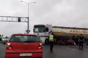 Vozilo udarilo u kamion, četvoro povređenih