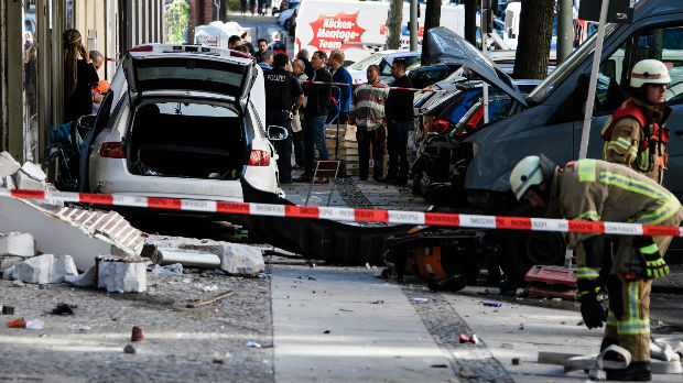 Vozilo uletelo u kafić u Berlinu, nekoliko ljudi povređeno