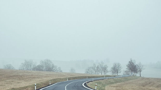 Vožnja kroz maglu – smanjiti brzinu i držati rastojanje