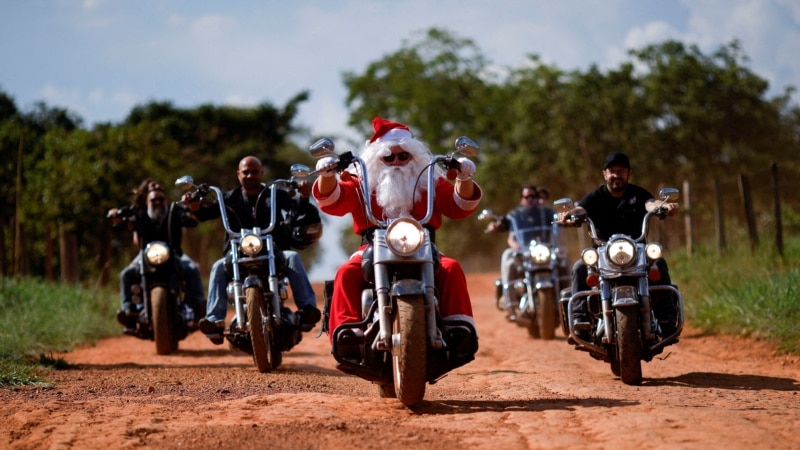 Vozom, motorom, na kamili stiže Djed Mraz