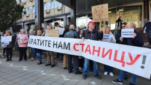 Vratite nam stanicu i voz: Meštani Čortanovaca protestuju ispred Ministarstva građevinarstva i infrastrukture