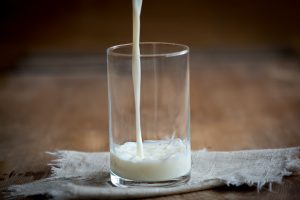 Vratite se navici iz detinjstva: Pet dobrih razloga zbog kojih bi svako veče pred spavanje trebalo da popijemo čašu toplog mleka