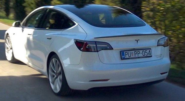 Vrele Gume test: Tesla Model 3