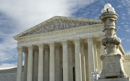 
					Vrhovni sud SAD izbegao odluku kojom bi bila proširena prava u vezi s nošenjem oružja 
					
									