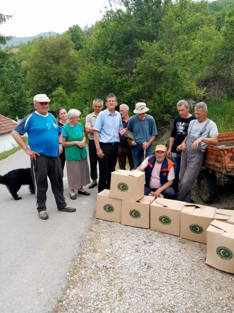 Vrijedni imami Pribojskog medžlisa nastavili pomagati svoje džematlije