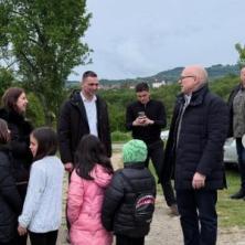 Vučević posetio porodicu sa osmoro dece u Kosjeriću: Obišao i radove na asfaltiranju puteva, pa poslao snažnu poruku (FOTO)