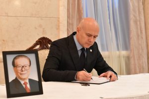 Vučević se upisao u knjigu žalosti povodom smrti Điang Cemina