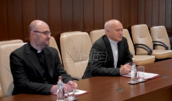 Vučić, Brnabić i brojni zvaničnici čestitali Uskrs nadbiskupu Nemetu i vernicima