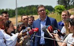 
					Vučić: Iskreno saosećam sa porodicama ubijenih u Srebrenci 
					
									