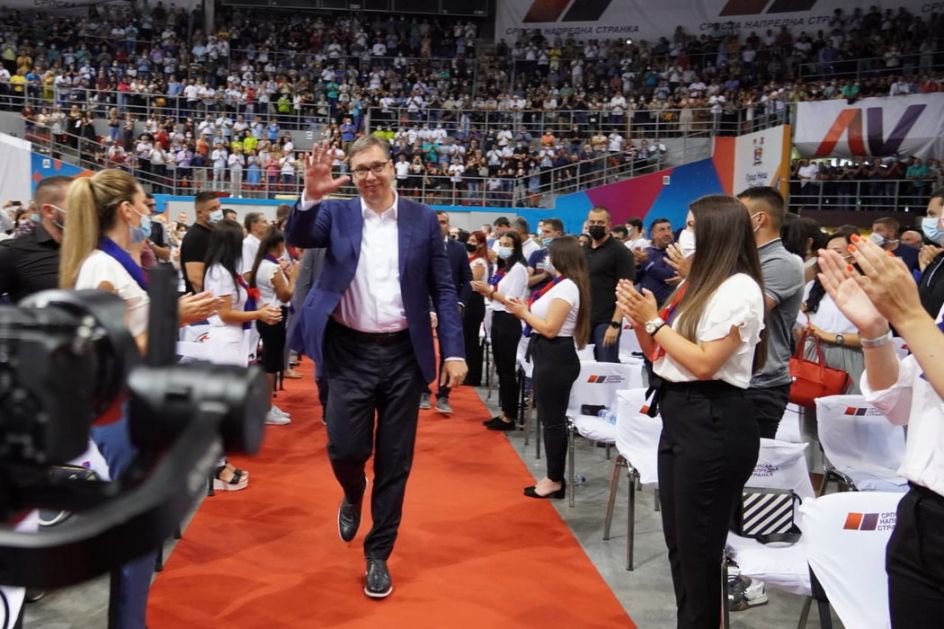 Vučić: U SNS ima mesta za sve poštene i vredne ljude