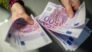 Vučić daje povišice mesec dana ranije da bi plata stigla 500 evra