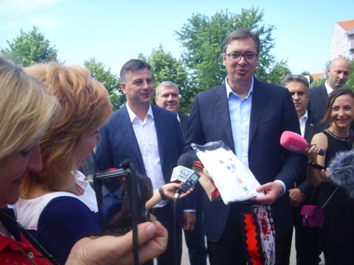 Vučić dobio na poklon košulju s motivima pirotskog ćilima (FOTO)