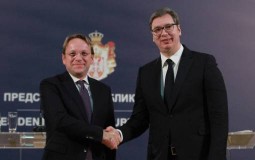 
					Vučić i Varheji o suzbijanju koronavirusa i pomoći EU Srbiji 
					
									