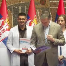Pozivam vas da uvek budete takvi - najbolji, najmarljiviji i najposvećeniji Vučić na ceremoniji uručenja ugovora o radu najboljim diplomcima u Srbiji: Država Srbija veruje u vas
